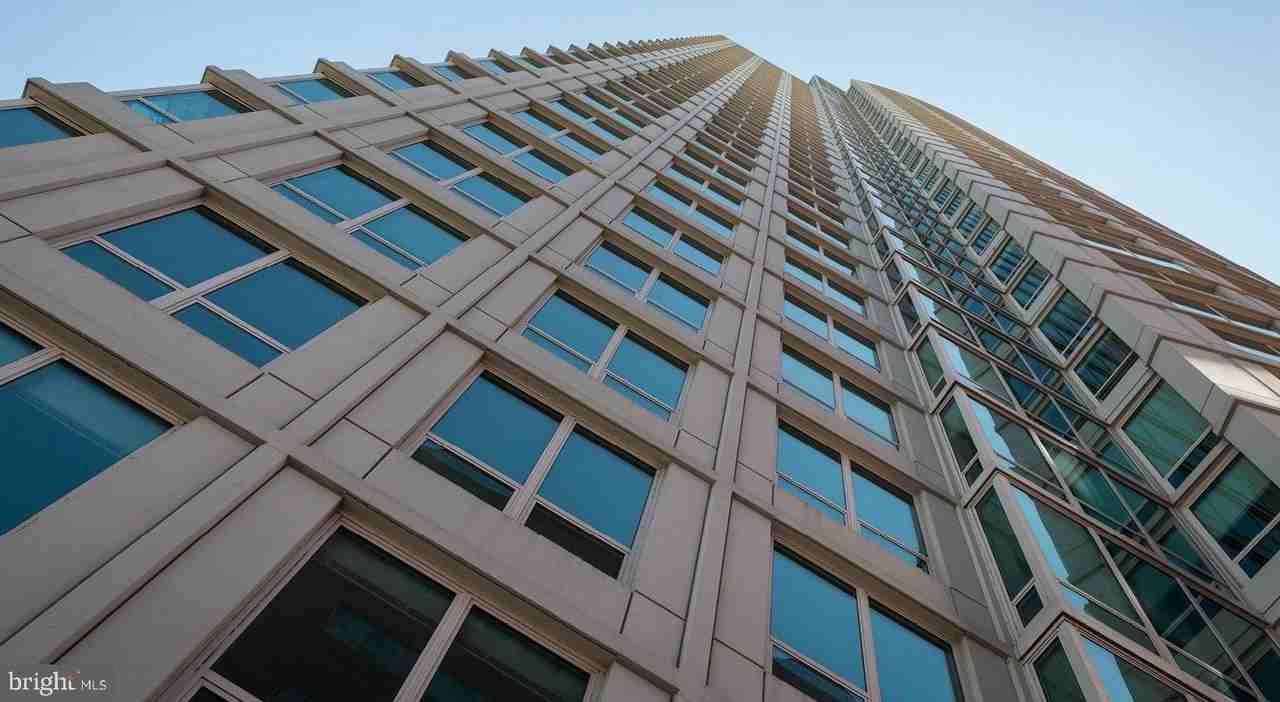 207 W Washington Sq #2009 - Photo 2 of 31