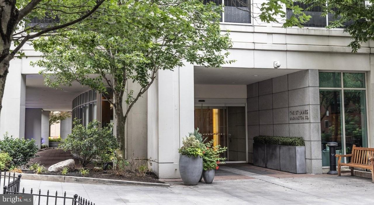 207 W Washington Sq #2009 - Photo 4 of 31