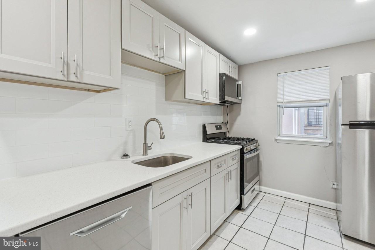 2131 Christian St Unit 2 - Photo 3 of 12