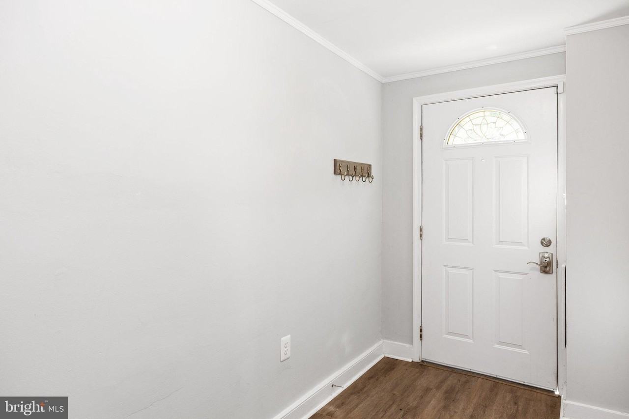 407 Hawke St - Photo 4 of 25