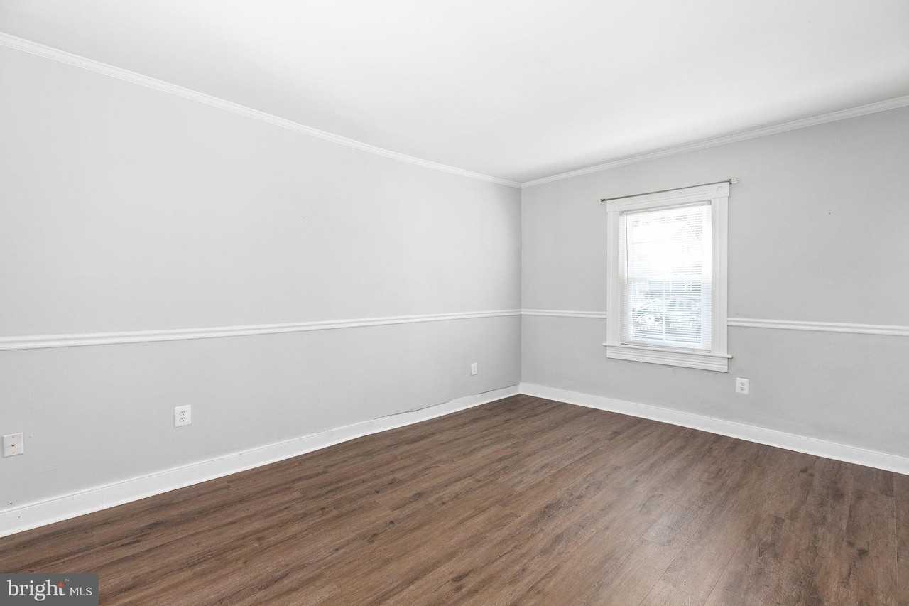 407 Hawke St - Photo 5 of 25