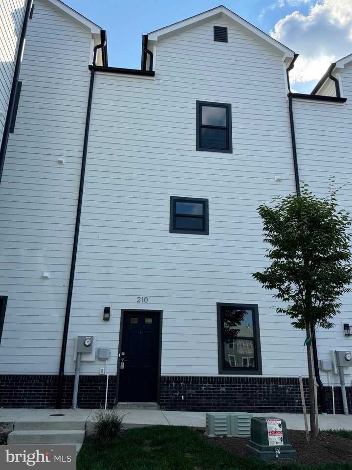 210 E Piccadilly St - Photo 3 of 21