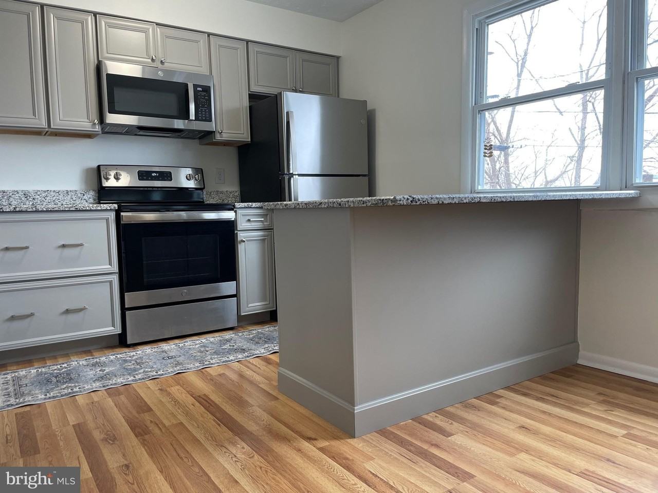 136 Scott St - Photo 5 of 26