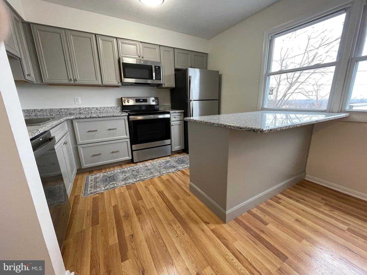 136 Scott St - Photo 6 of 26