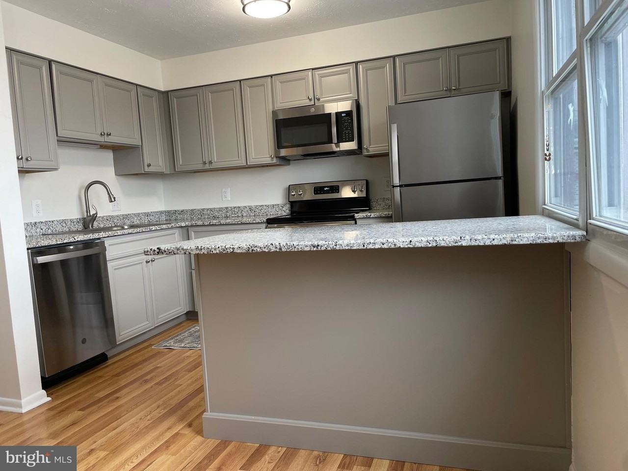 136 Scott St - Photo 7 of 26