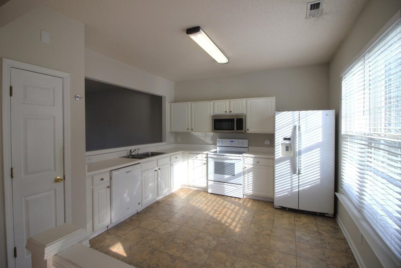 205 Canyon Lake Cir - Photo 3 of 20