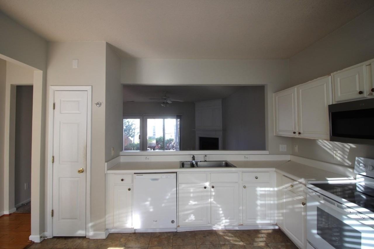 205 Canyon Lake Cir - Photo 4 of 20