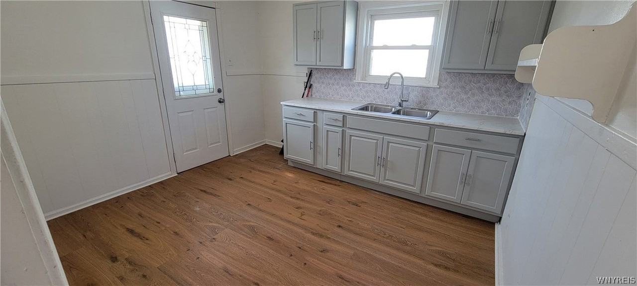 3553 Sherwood Ave - Photo 2 of 22