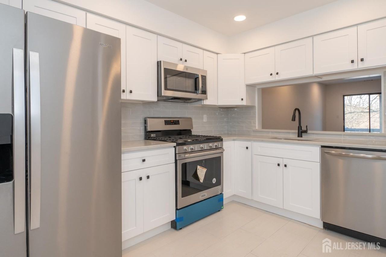 801 Woodbridge Commons Way - Photo 2 of 33