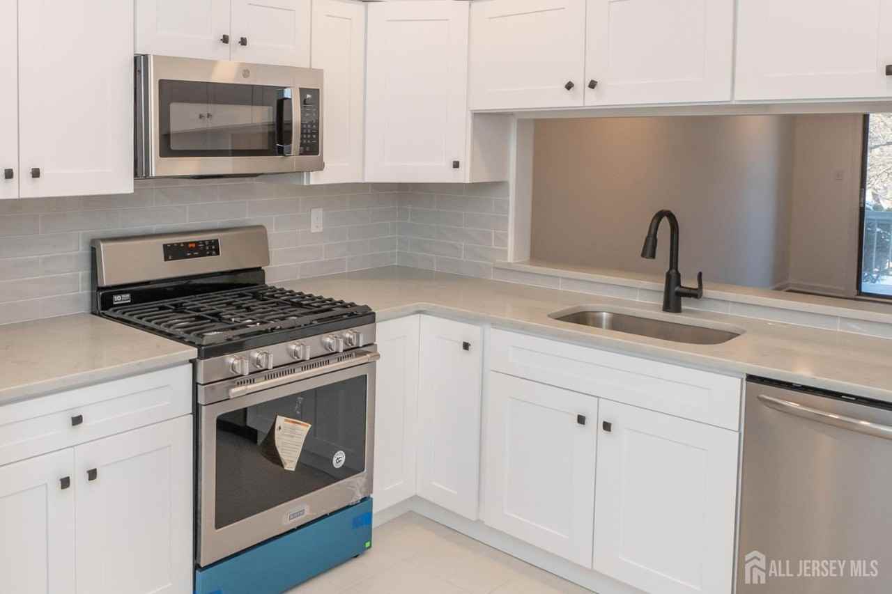 801 Woodbridge Commons Way - Photo 3 of 33