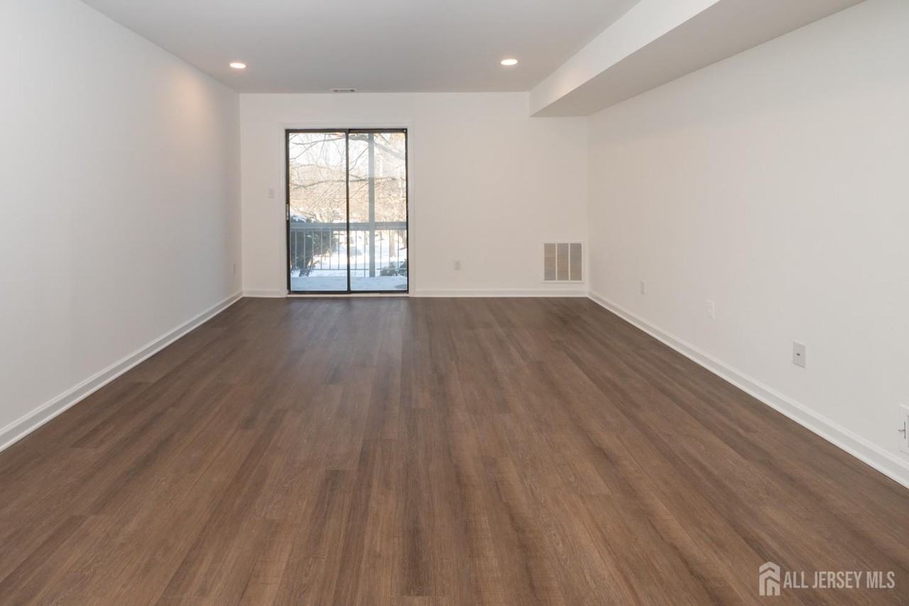 801 Woodbridge Commons Way - Photo 7 of 33