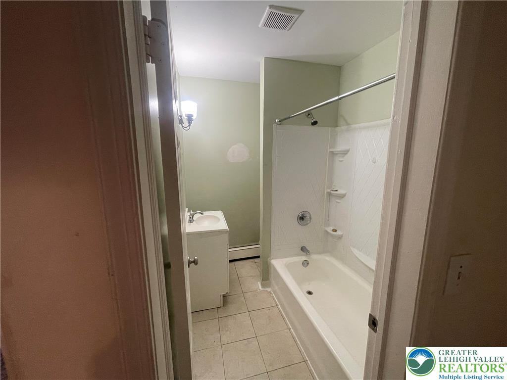 1113 E 4th St ##2 - Photo 4 of 7