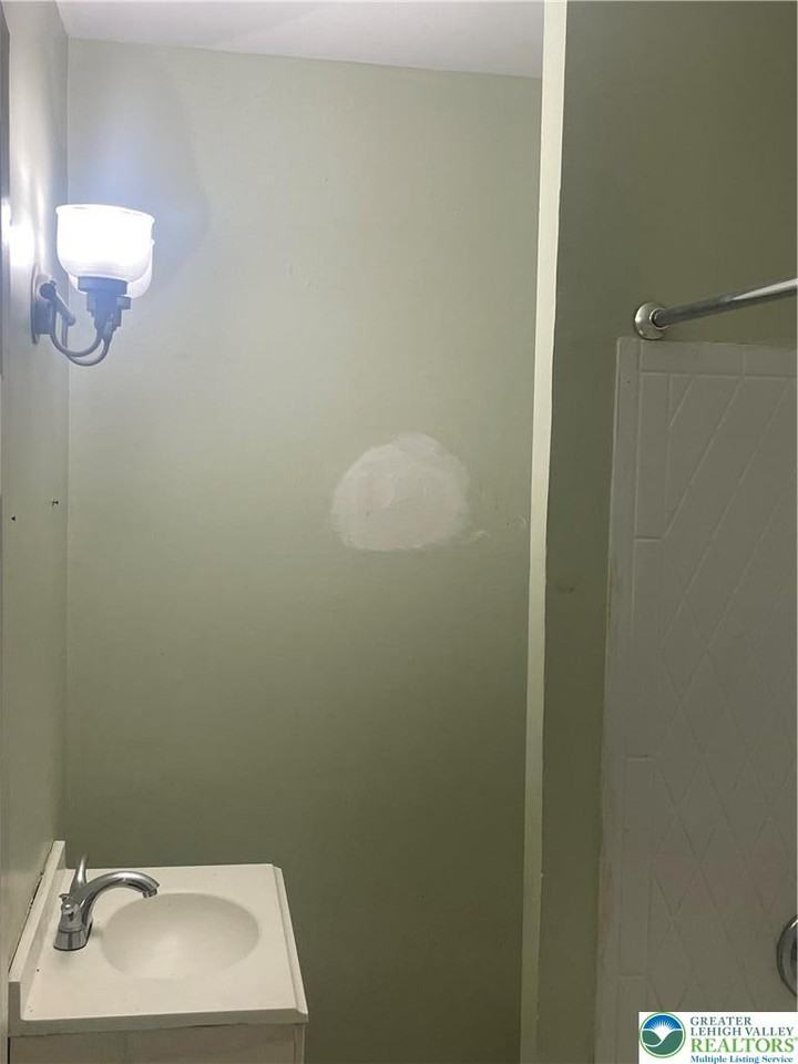 1113 E 4th St ##2 - Photo 5 of 7