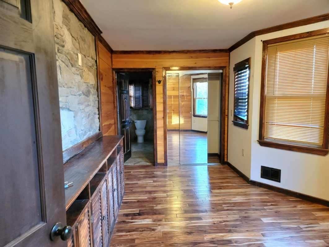 906 Center St - Photo 4 of 11