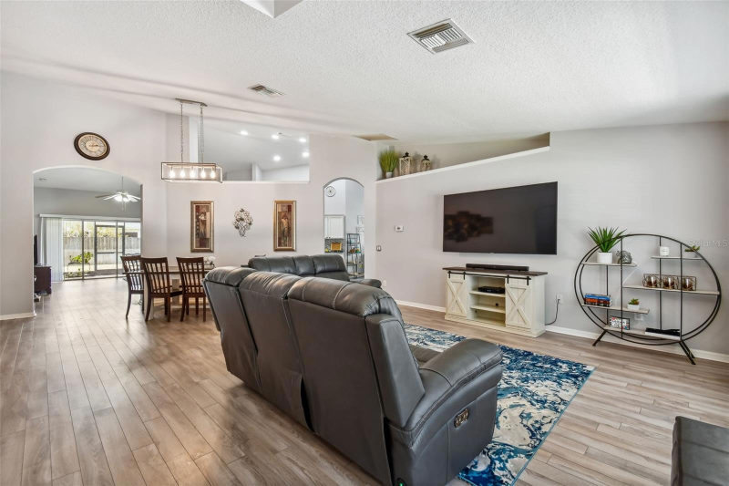 7124 Colonial Lake Dr - Photo 2 of 20