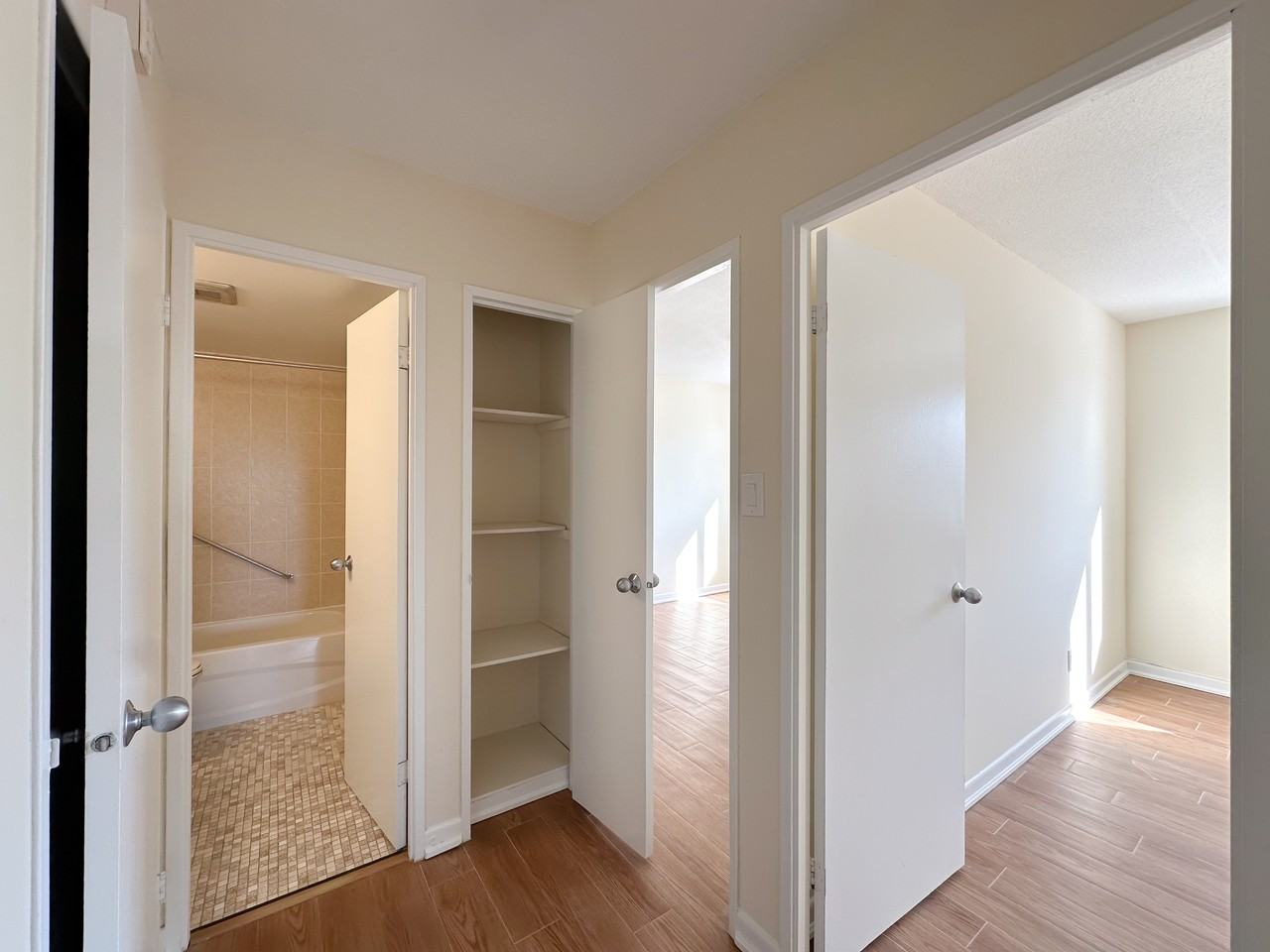 Reedaire Court Apartments - Photo 7 of 27