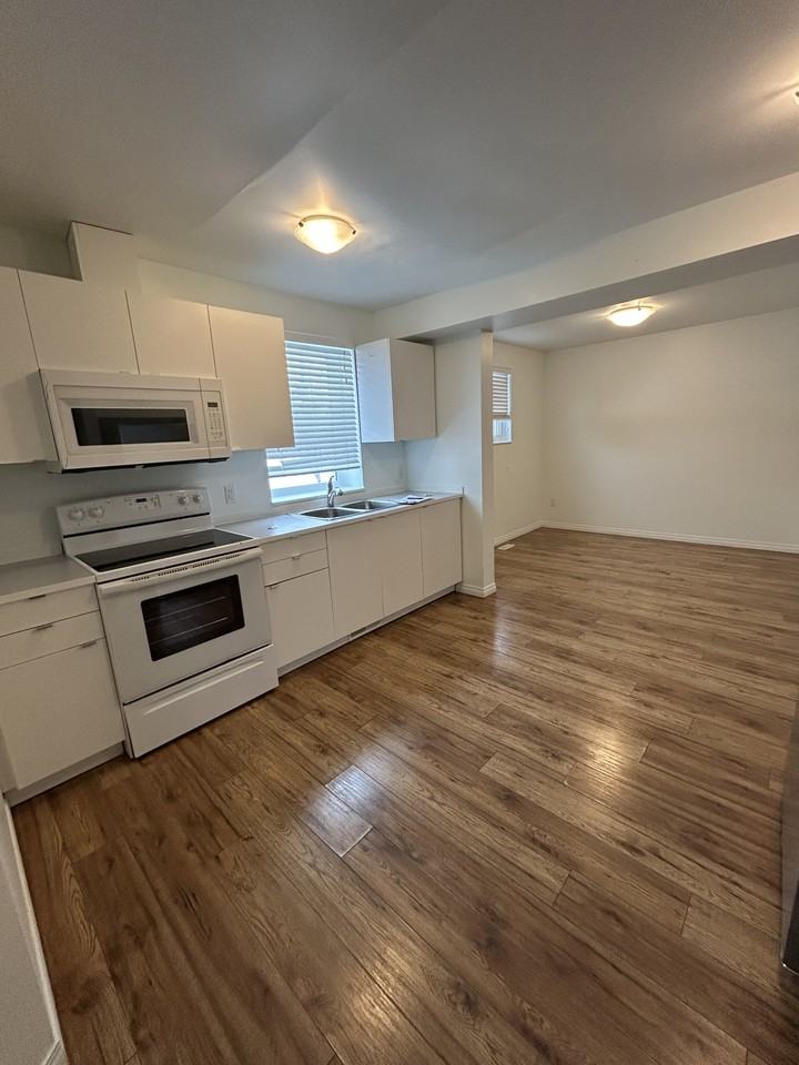 12148 105 St Nw - Photo 4 of 13