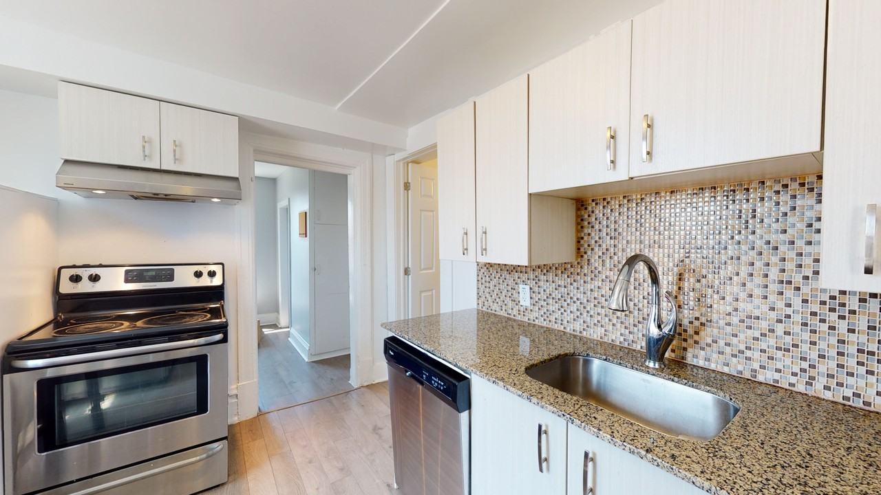 Carlyle Apartments - Photo 5 of 6