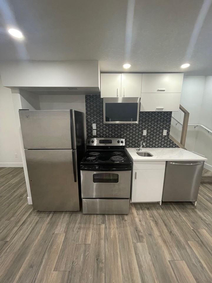 11306 11308 72 Ave NW, Edmonton, AB - Photo 3 of 19