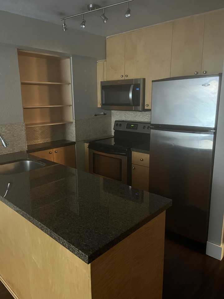 Burrard St & Drake St #222 - Photo 5 of 7