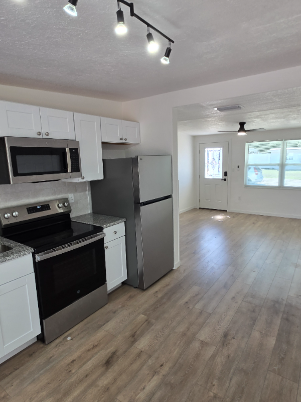 7213 Seward Dr - Photo 3 of 19