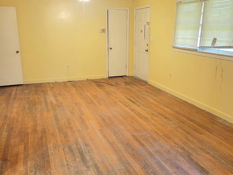 1032 Capri Cir - Photo 4 of 13