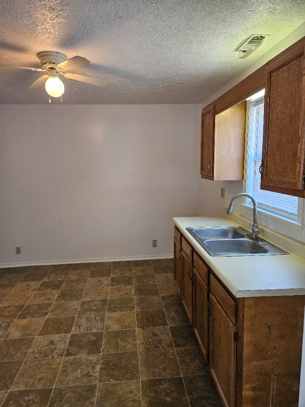 2124 1/2 W Jackson St - Photo 2 of 14