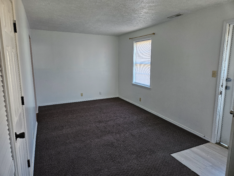 2124 1/2 W Jackson St - Photo 4 of 14