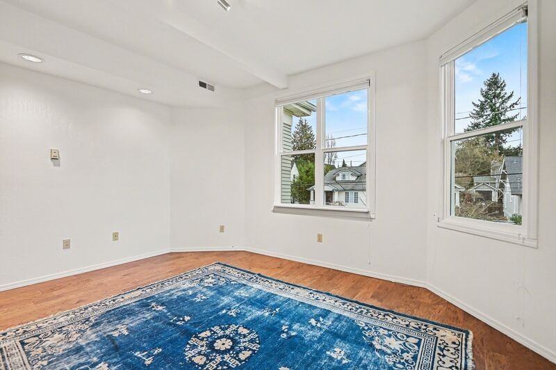 5525 Woodlawn Ave N - Photo 7 of 28