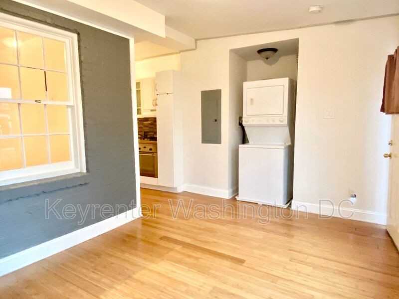 1204 Holbrook St Ne #4 - Photo 5 of 20