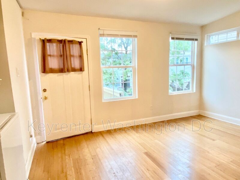 1204 Holbrook St Ne #4 - Photo 7 of 20