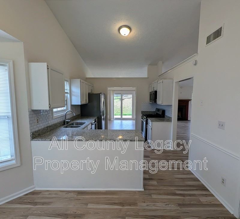 2371 Bankston Cir - Photo 3 of 11