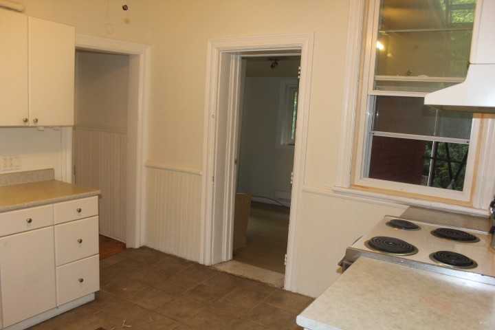 554 Mcleod St - Photo 6 of 10