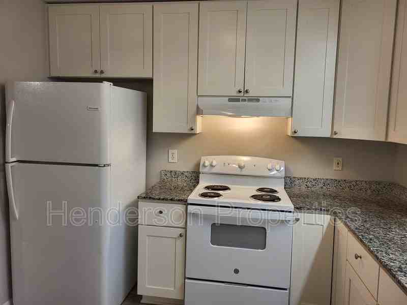 6820 N Ridge Ct - Photo 3 of 11