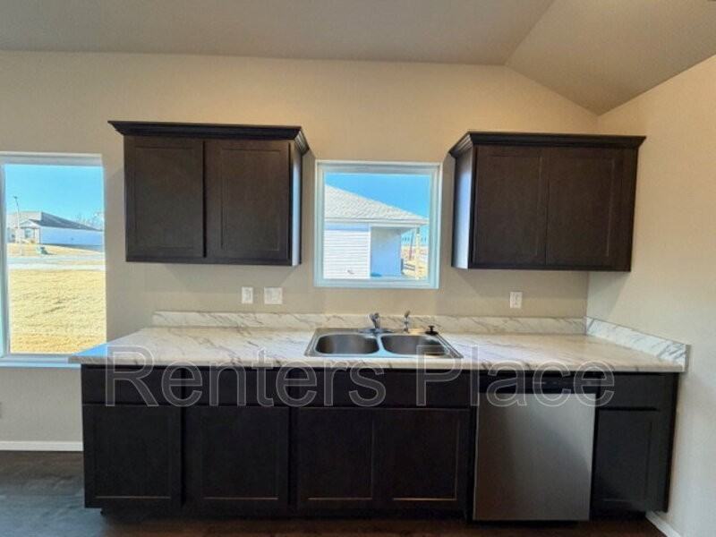 1112 Raven Dr - Photo 6 of 19