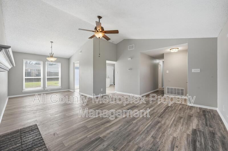 935 Mapleleaf Ln - Photo 3 of 11
