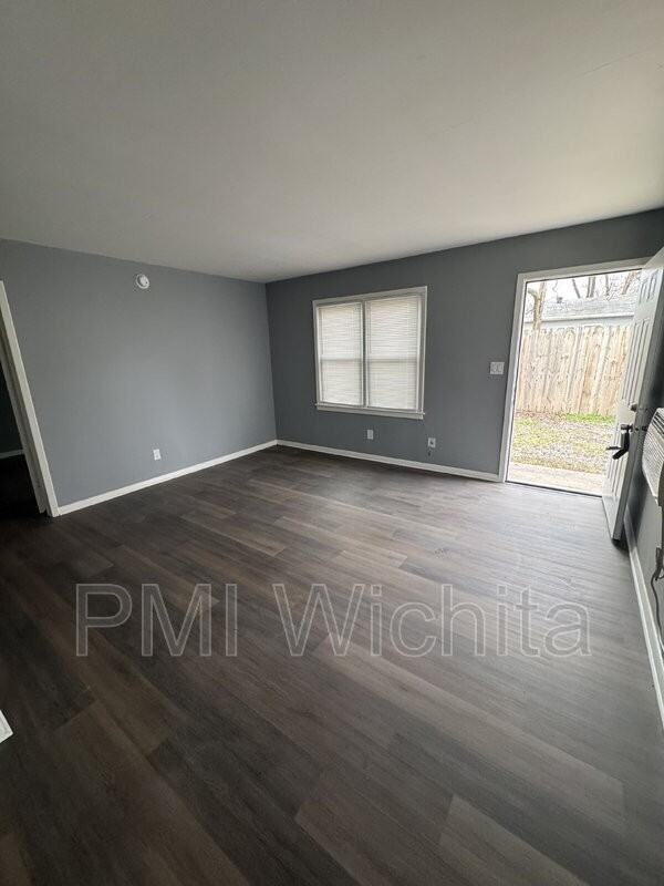 457 N Gordon St - Photo 3 of 8