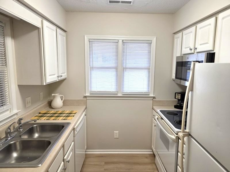 2811 Edridge Ct #202 - Photo 3 of 25