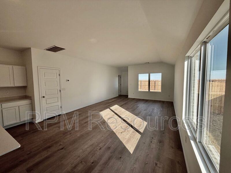 11841 Nw 100th St - Photo 7 of 29