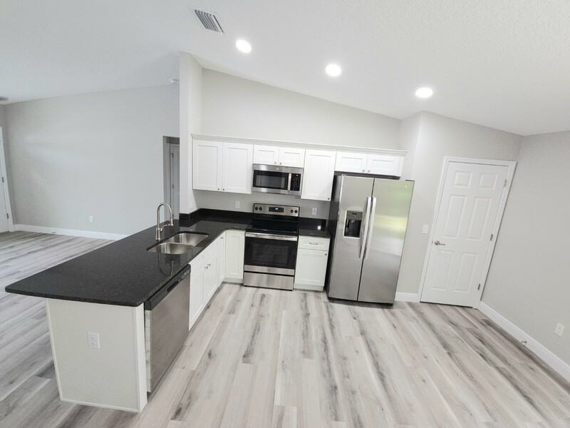 1336 W Cary Dr - Photo 2 of 12