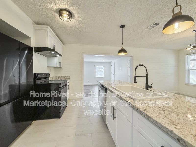 7947 Chateau Dr S - Photo 5 of 21