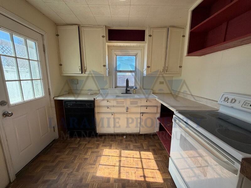 656 N Cedar St - Photo 7 of 17