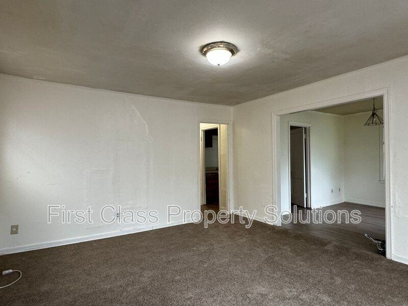 1904 Ne 25th St - Photo 4 of 23