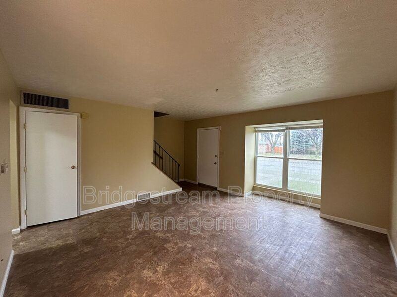 951 Taylorsview Dr - Photo 2 of 13