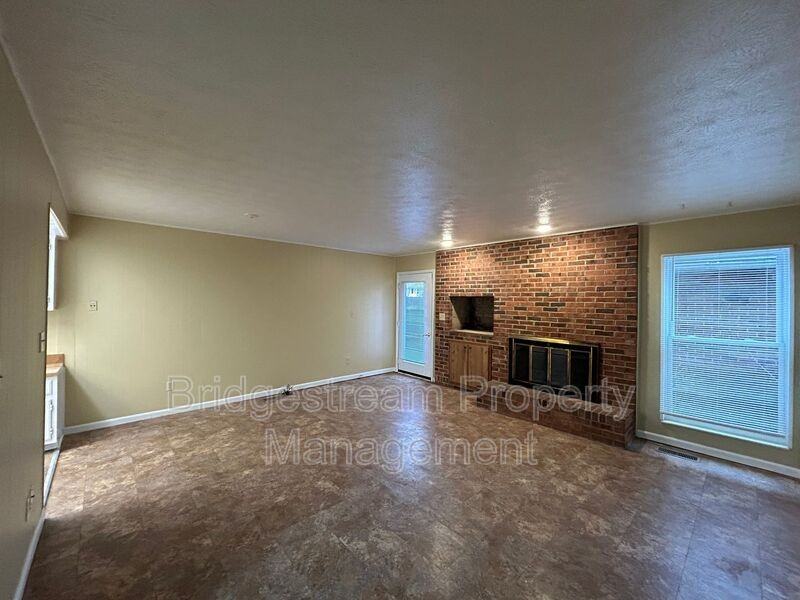 951 Taylorsview Dr - Photo 3 of 13