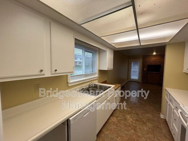 951 Taylorsview Dr - Photo 4 of 13