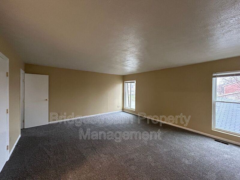 951 Taylorsview Dr - Photo 7 of 13