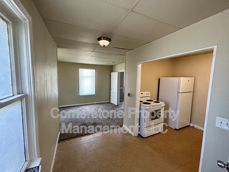 617 E 4th St - Photo 4 of 8