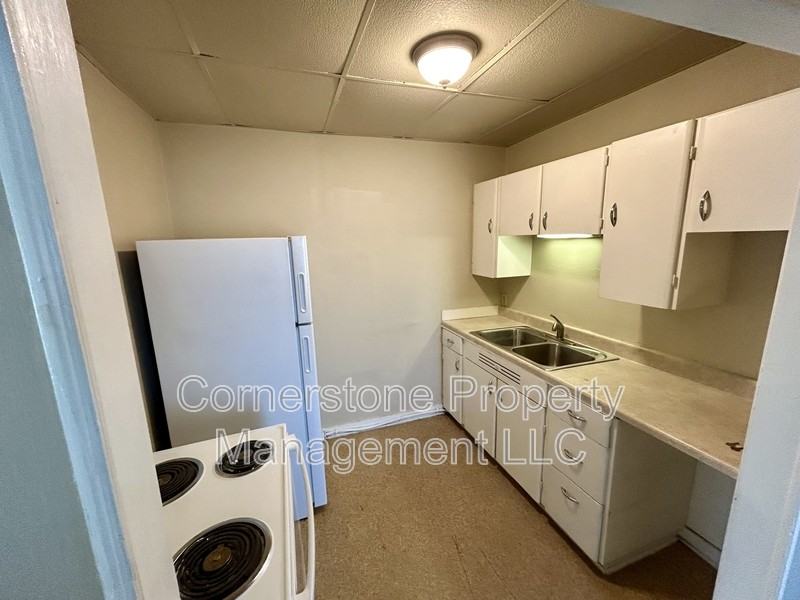 617 E 4th St - Photo 5 of 8