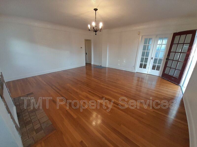 619 E Cook St - Photo 4 of 20